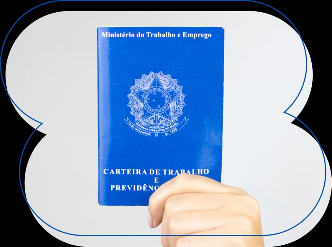 Pessoa segurando carteira de trabalho